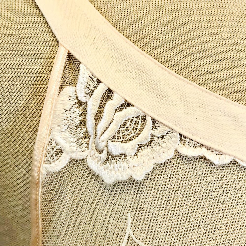 Hanro of Switzerland Short Nightgown in Blush Pink - Picture 5 of 8